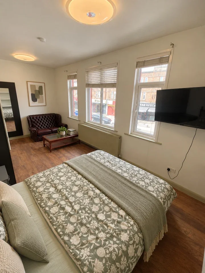Flat Greenford Road in Greater London