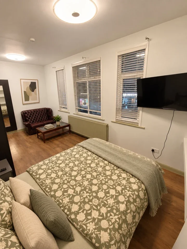 Flat Greenford Road in Greater London