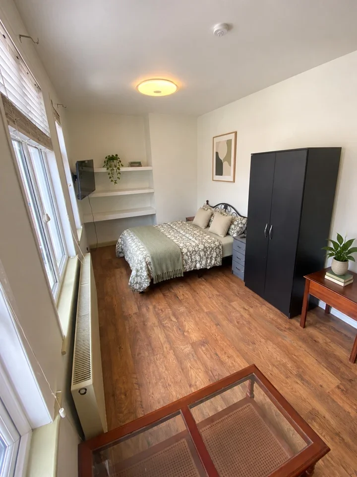 Flat Greenford Road in Greater London