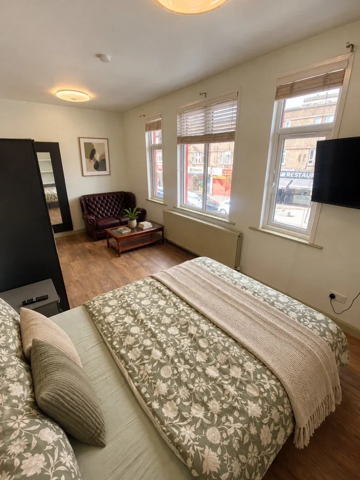 Flat Greenford Road in Greater London