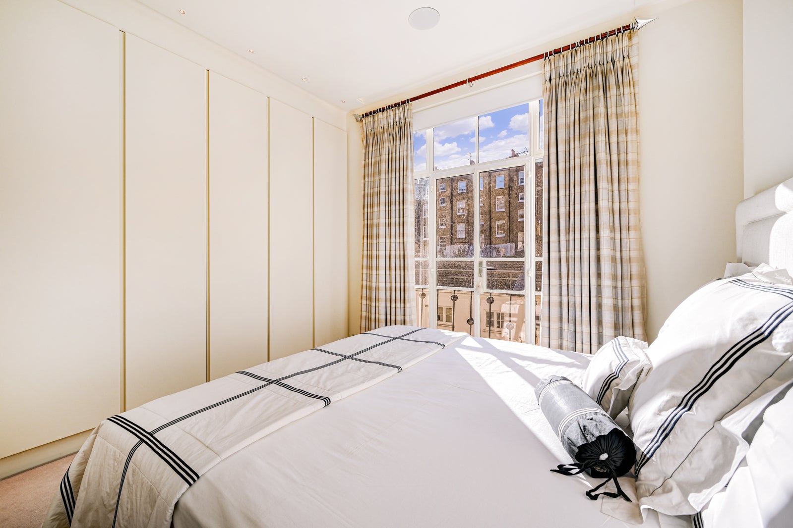 Flat Eaton Square in City of Westminster