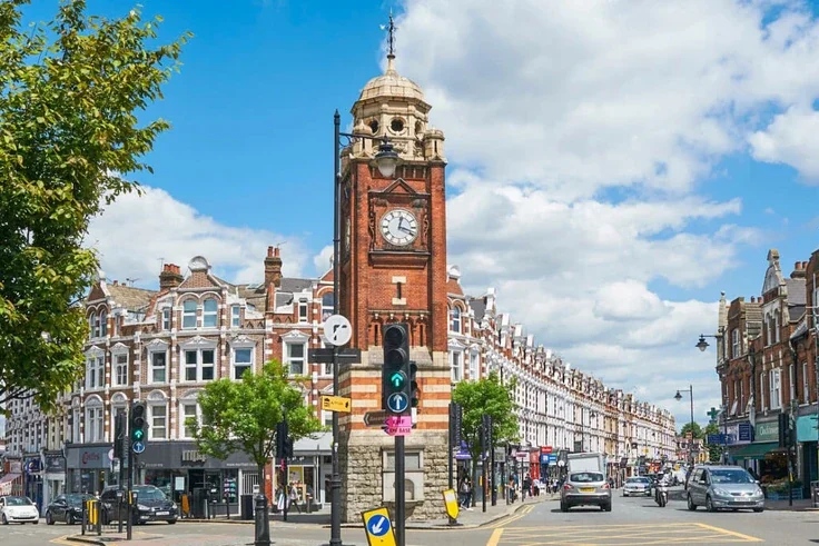 Flat Avenue Road in Greater London