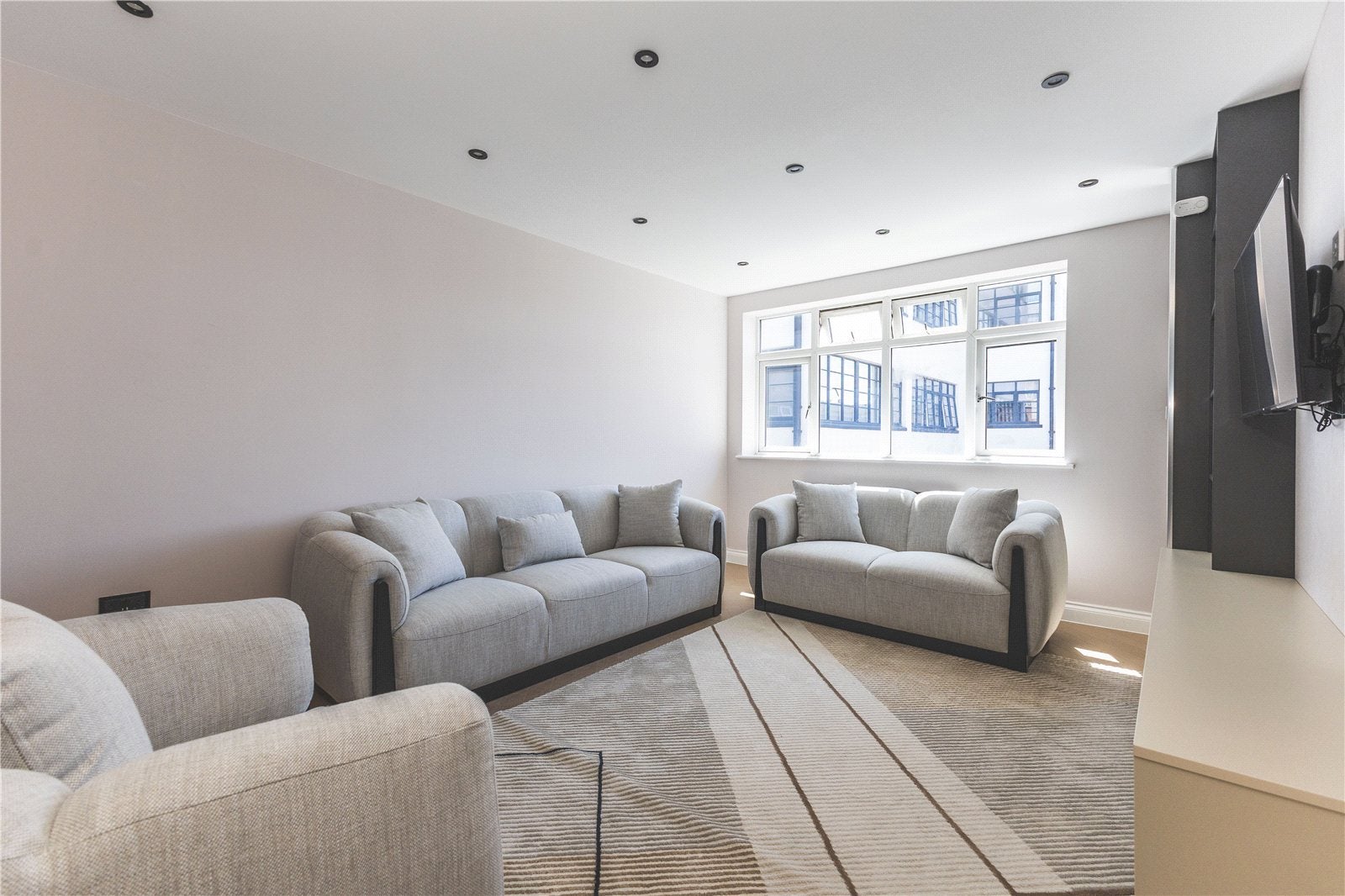 Flat Philpot Street in Greater London