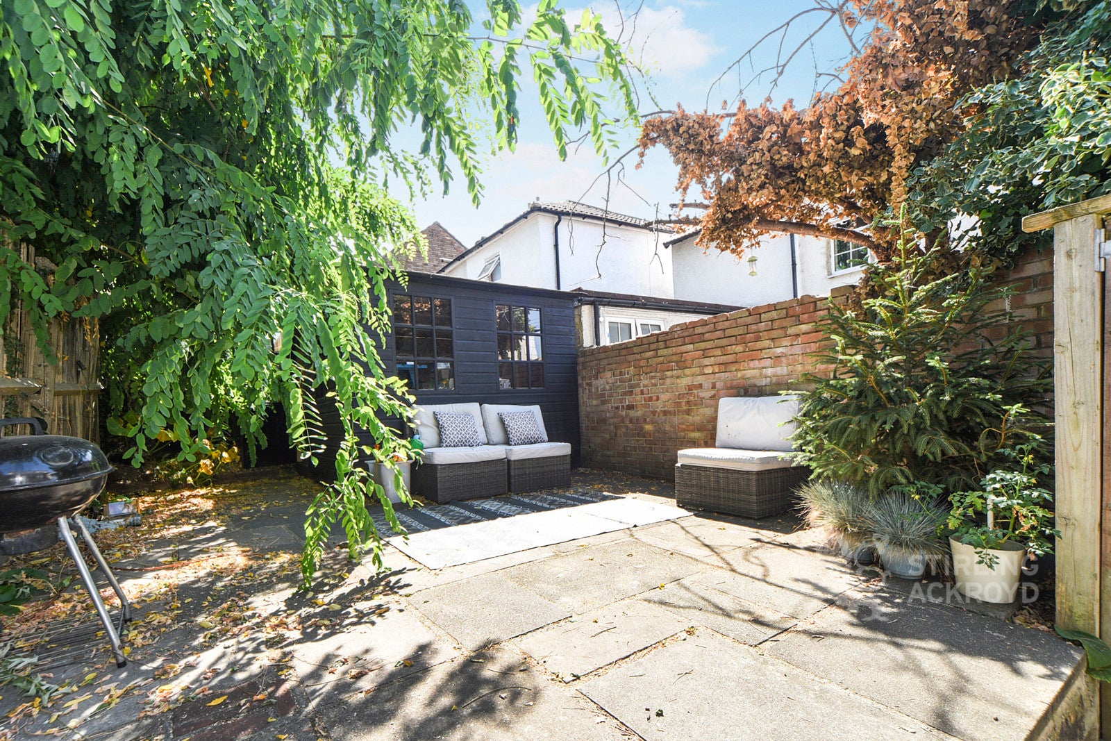 Flat Lower Road in Greater London