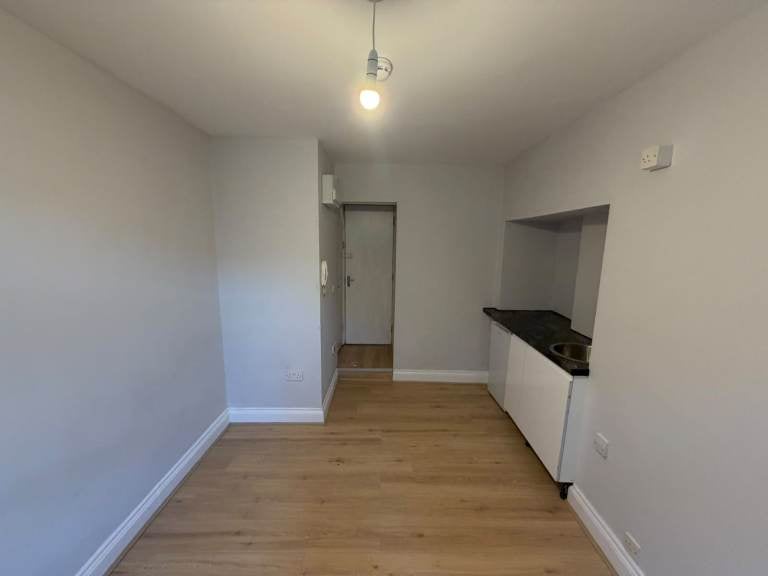 Flat Liston Road in Greater London