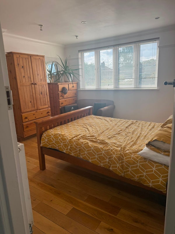 Room Northfield Avenue in Greater London