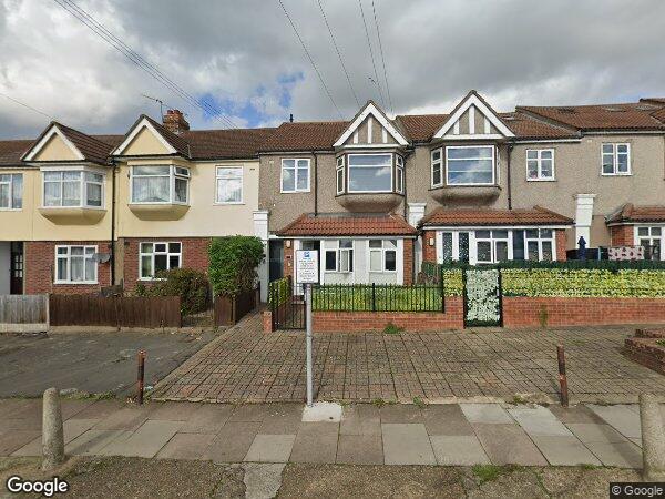 Flat Hornchurch Road in Greater London