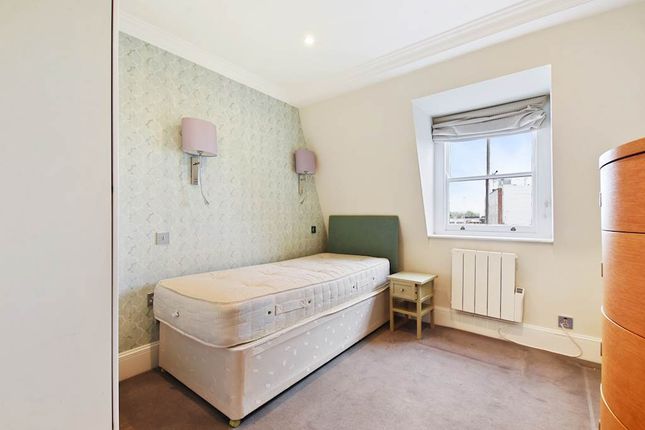 Flat Courtfield Gardens in Greater London