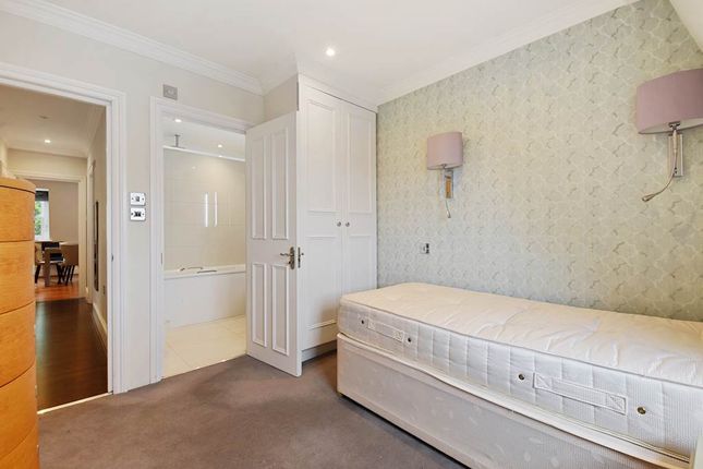 Flat Courtfield Gardens in Greater London