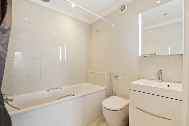 Flat Courtfield Gardens in Greater London