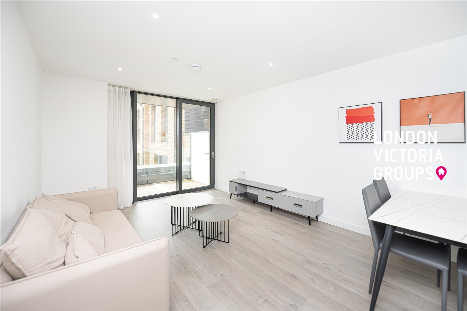 Flat Coster Avenue in Greater London