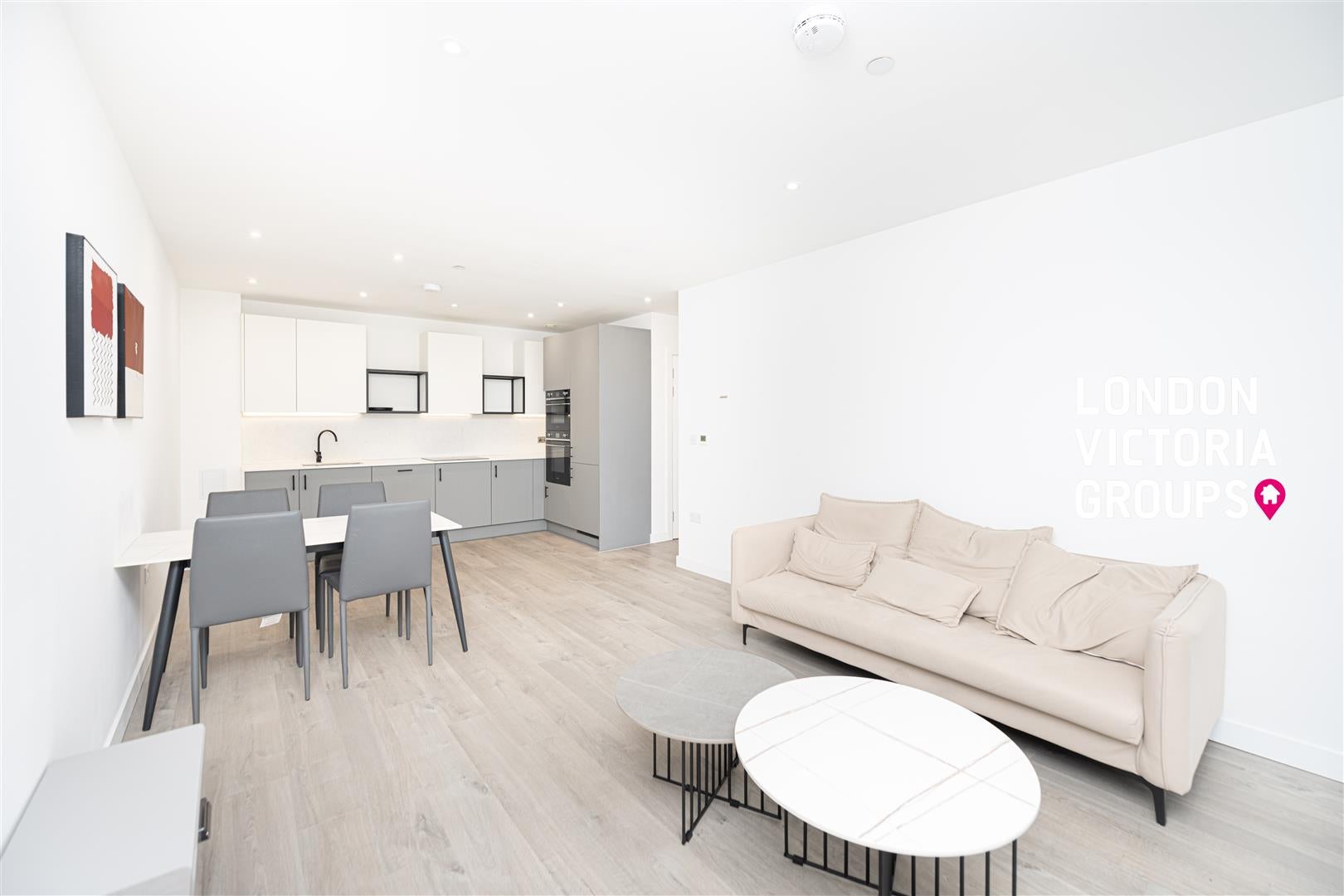 Flat Coster Avenue in Greater London