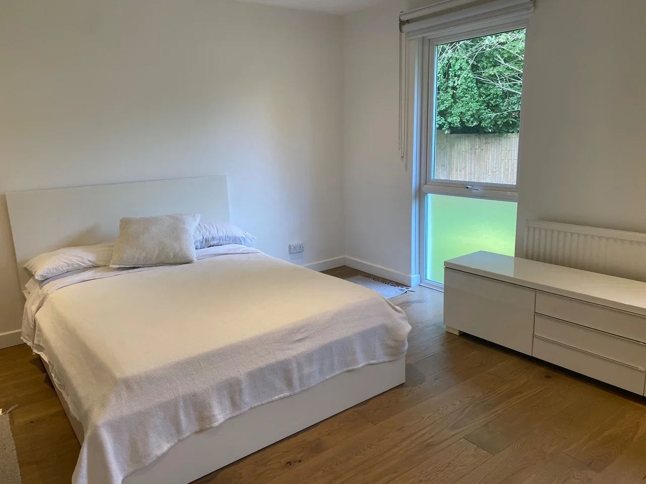 House Reynolds Way in Greater London