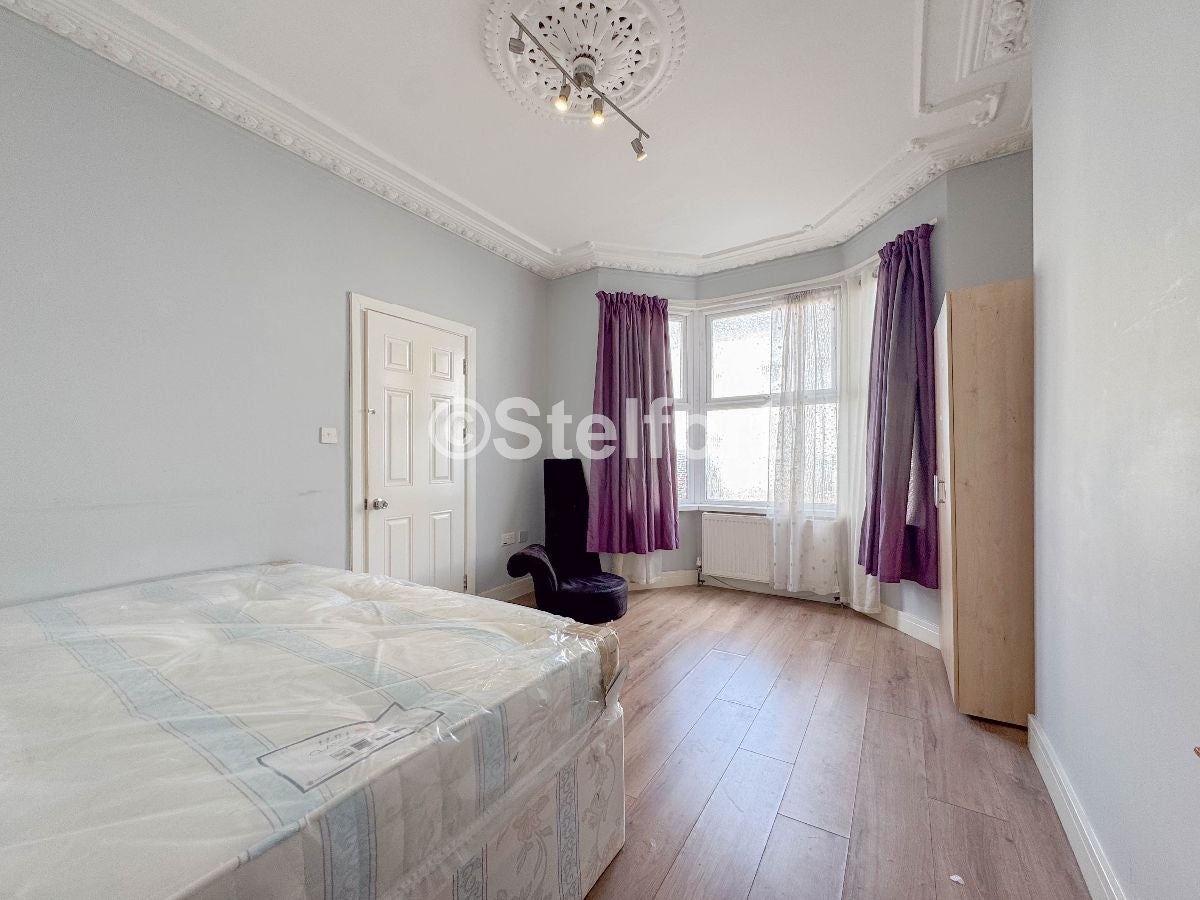 House Grosvenor Road in Greater London