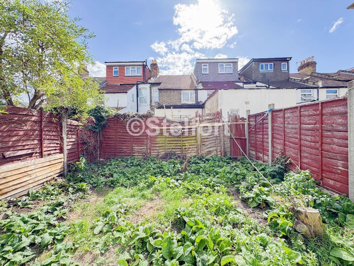 House Grosvenor Road in Greater London