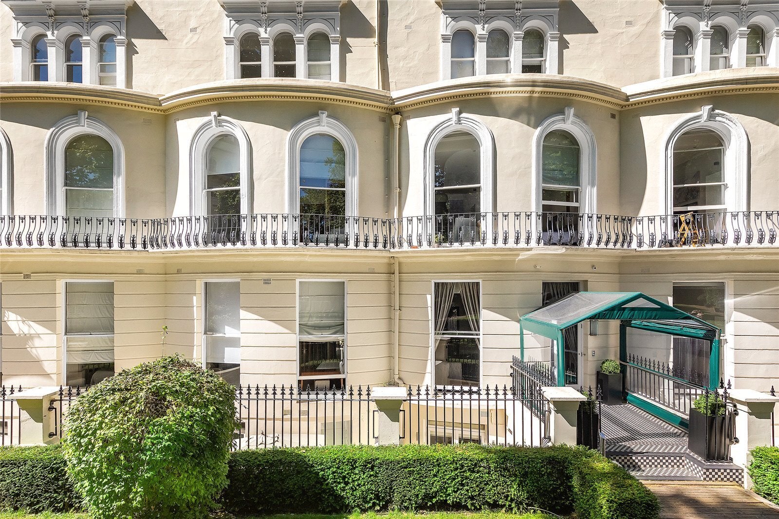 Flat Kensington Gardens Square in City of Westminster