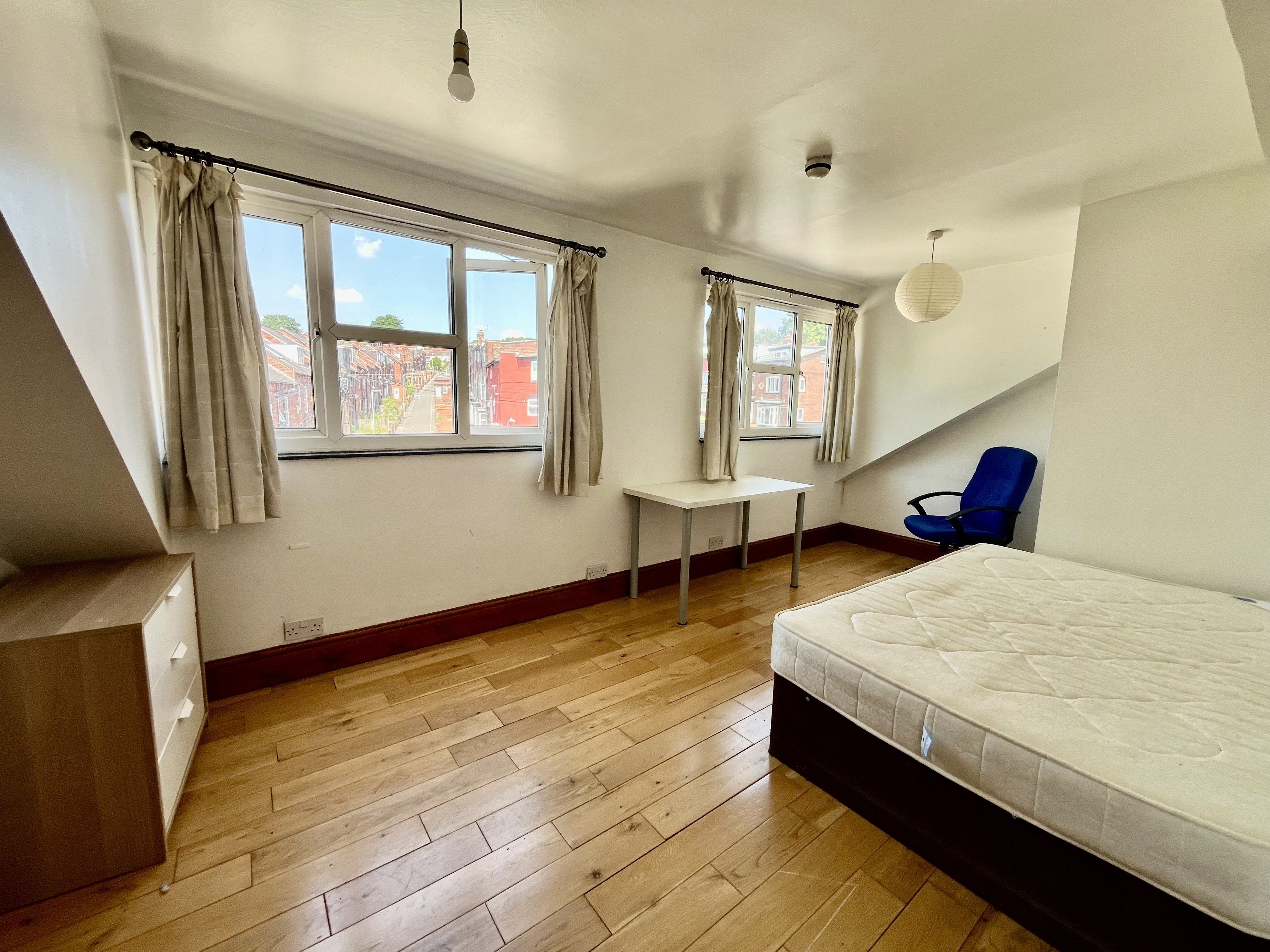 Room Stott Road in Leeds