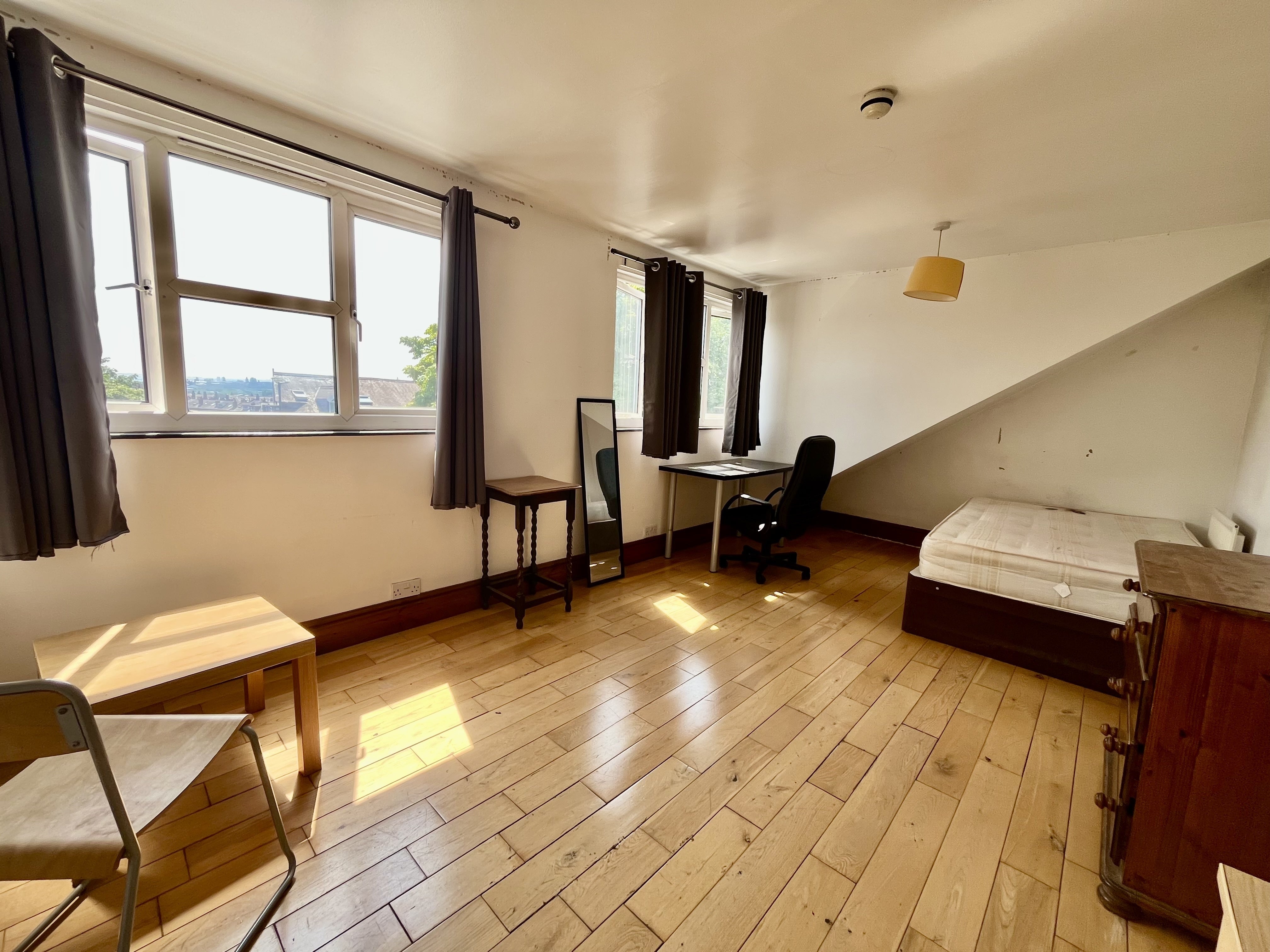 Room Stott Road in Leeds