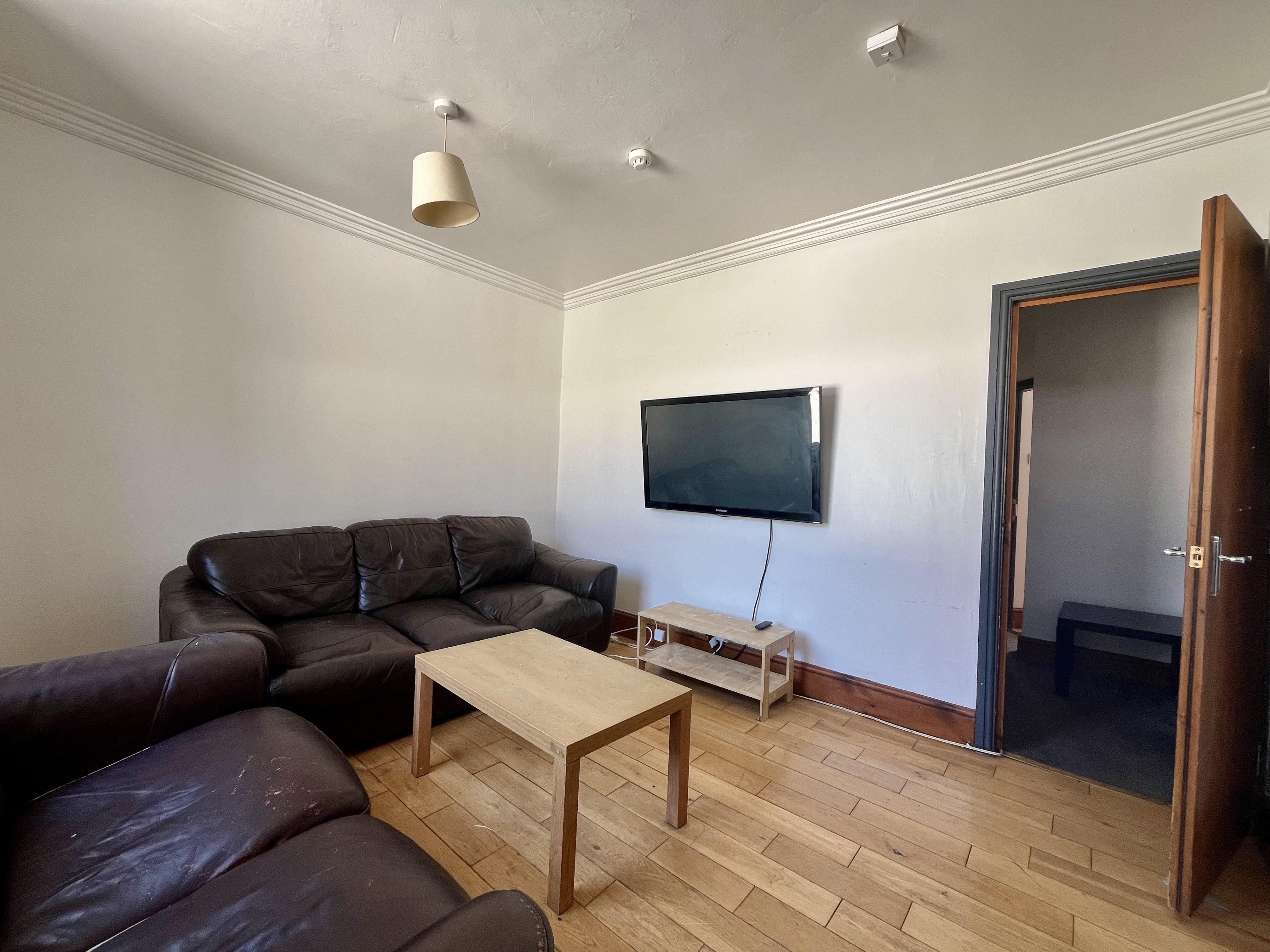 Room Stott Road in Leeds