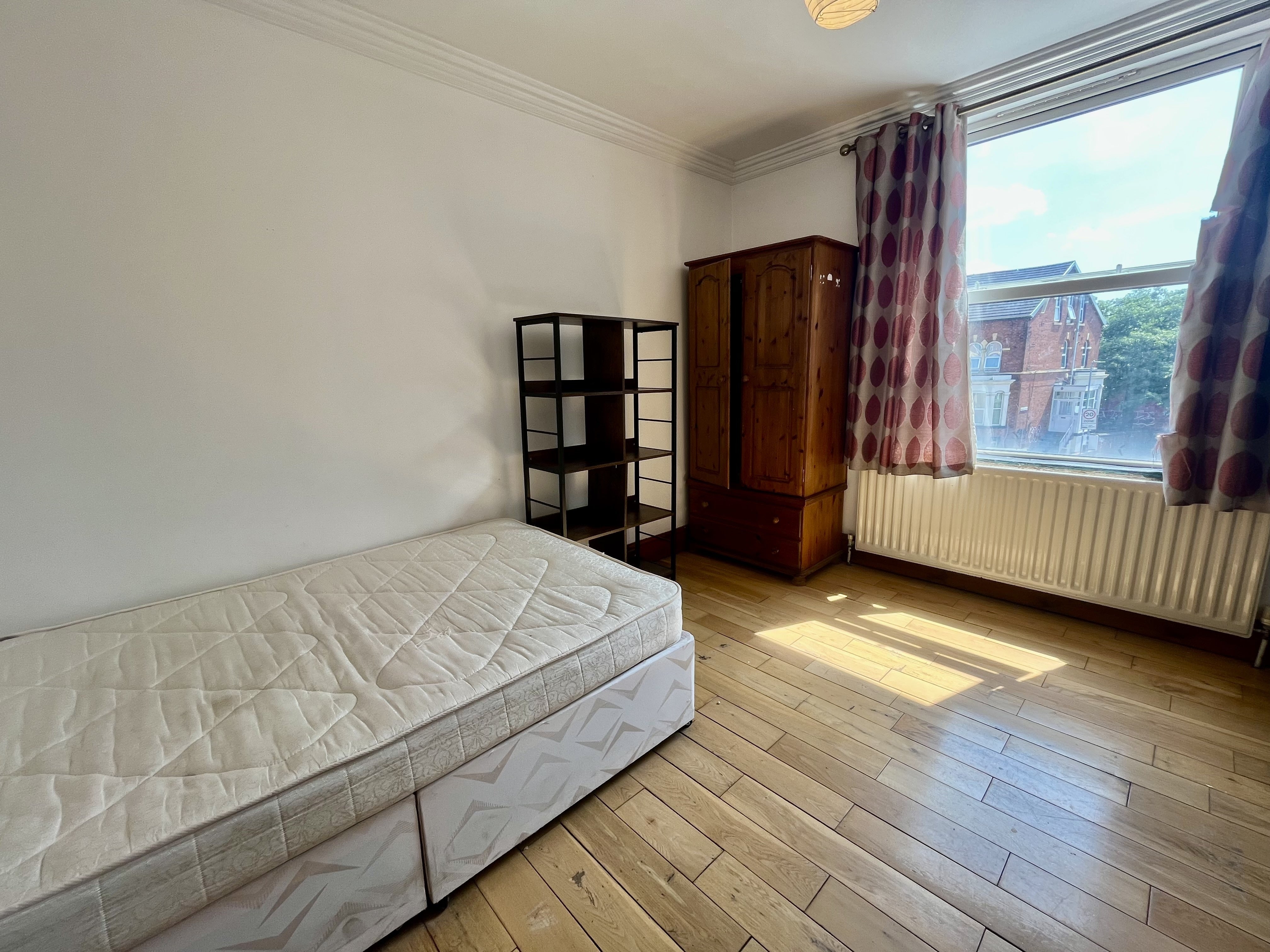 Room Stott Road in Leeds