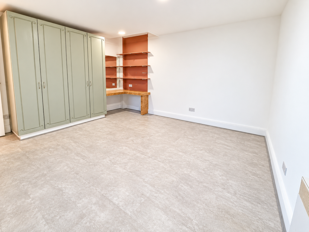 Flat Knighton Fields Road West in Leicester
