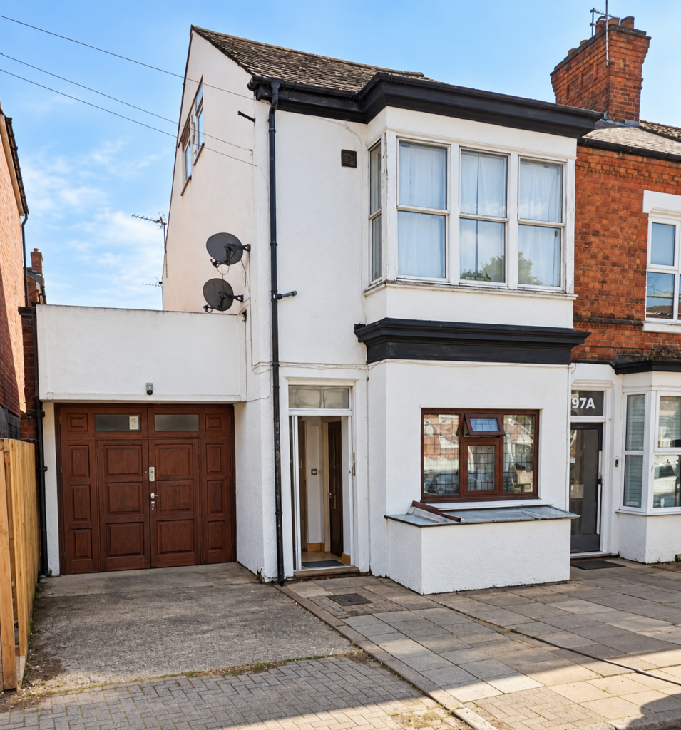Flat Knighton Fields Road West in Leicester