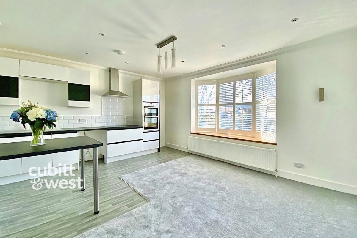 Flat Nyton Road in Arun