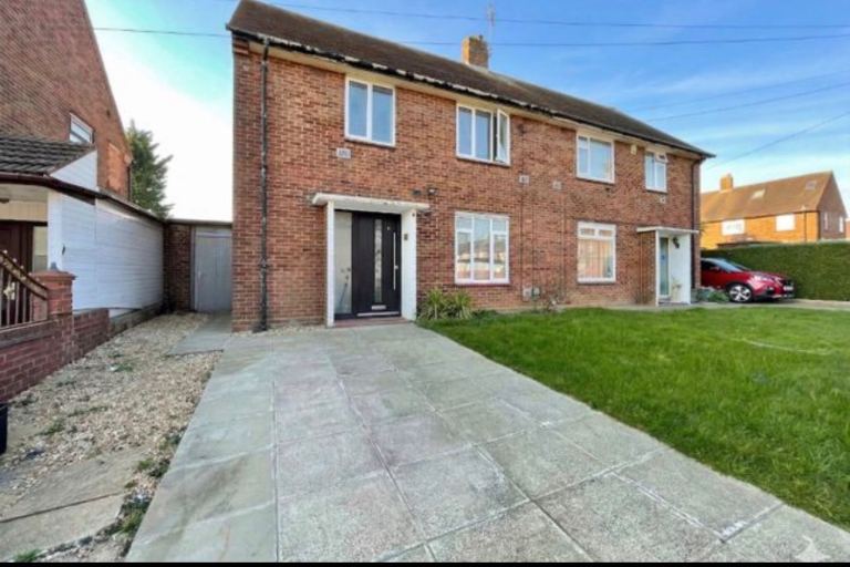 House Redferns Close in Luton