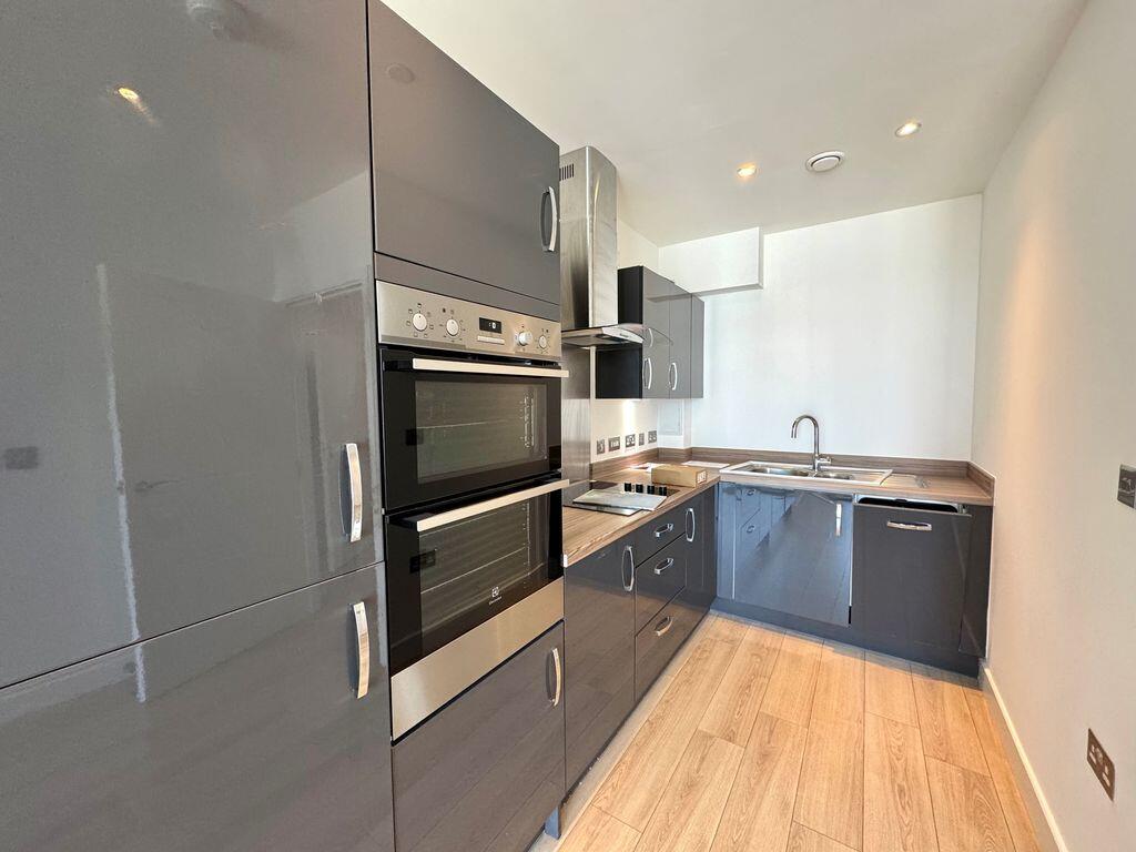 Flat Sutton Court Road in Greater London
