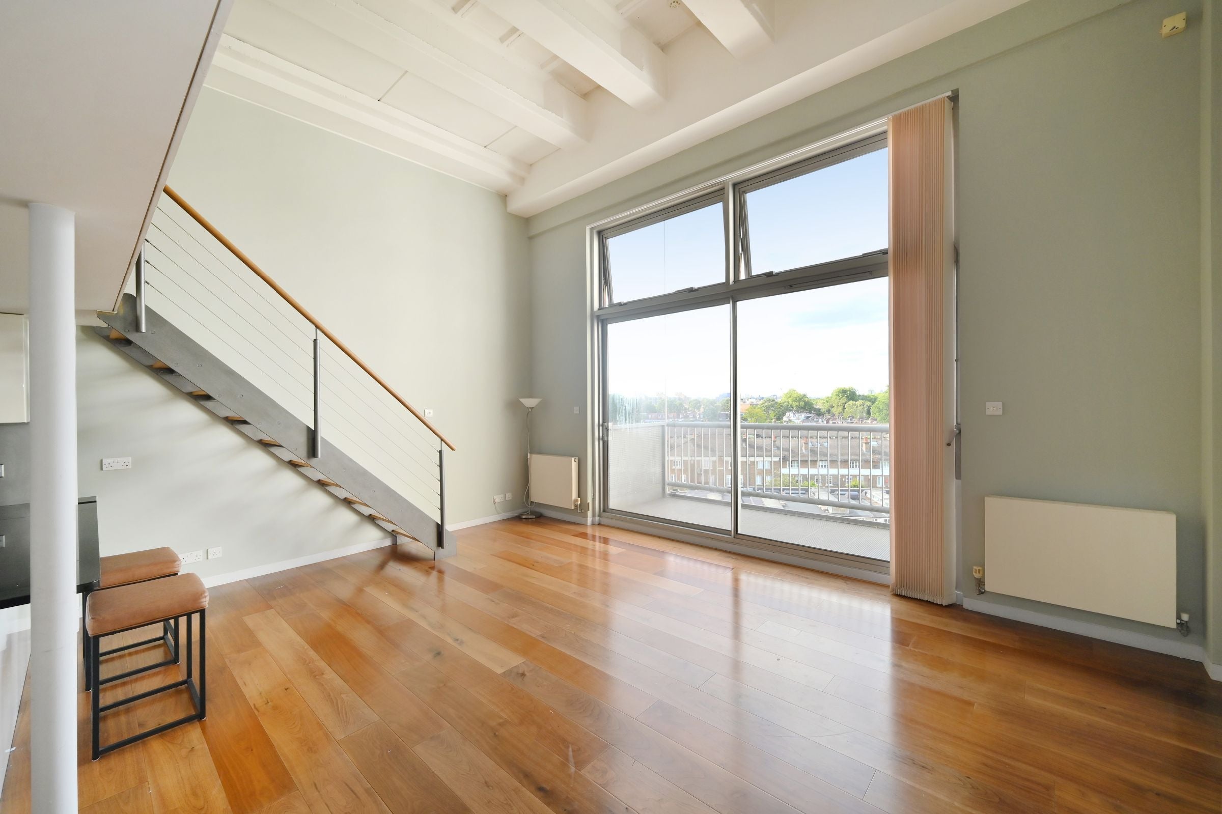Flat Carnwath Road in Greater London