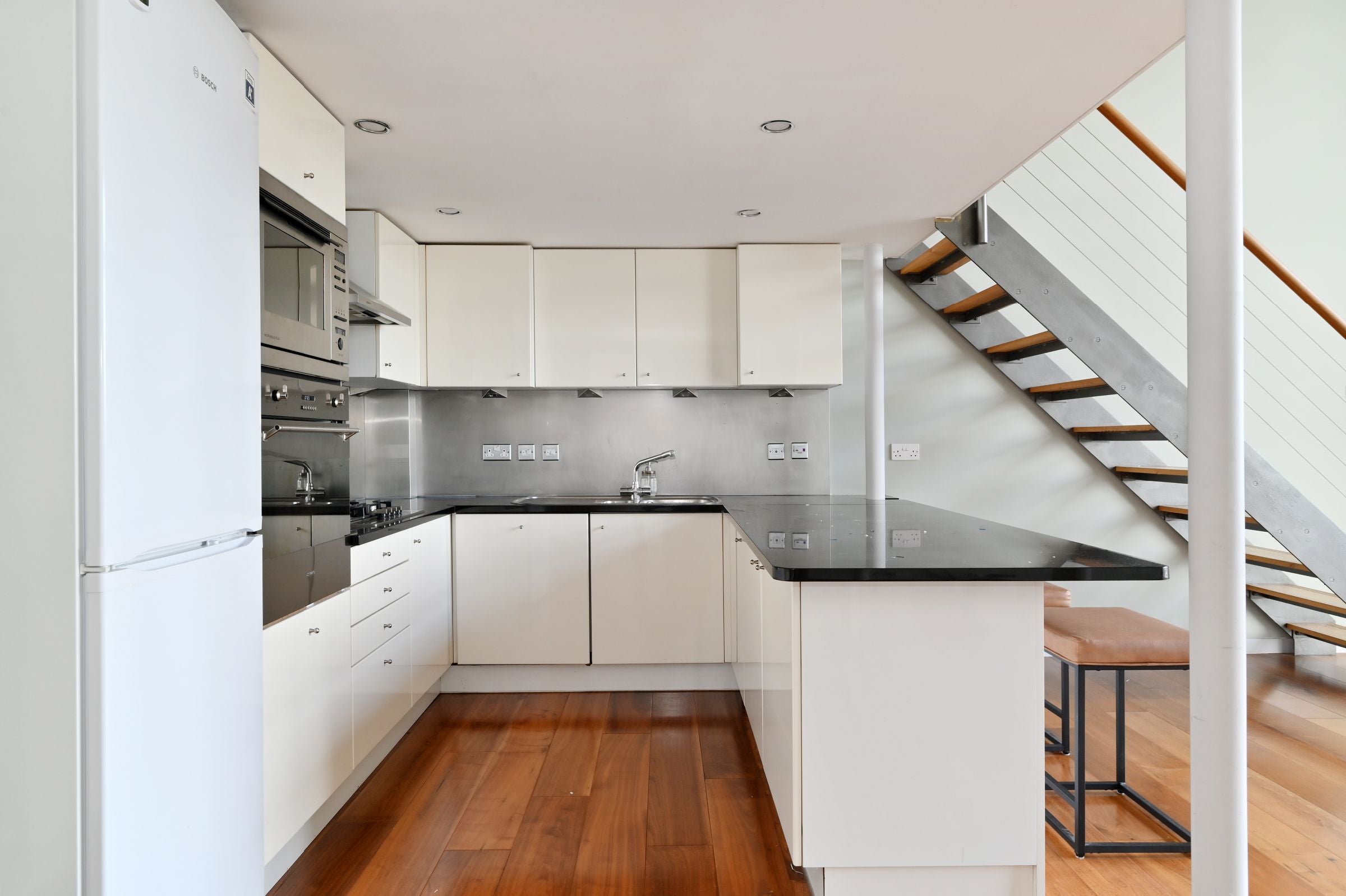 Flat Carnwath Road in Greater London