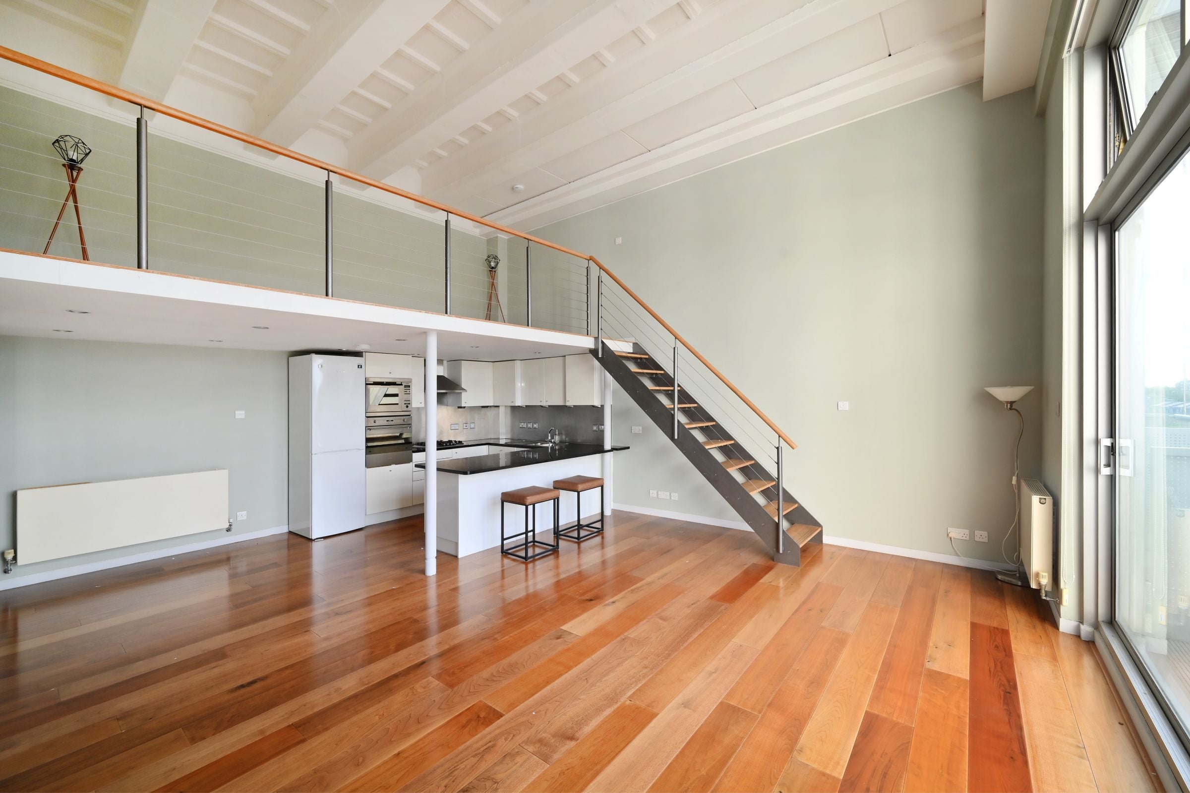 Flat Carnwath Road in Greater London
