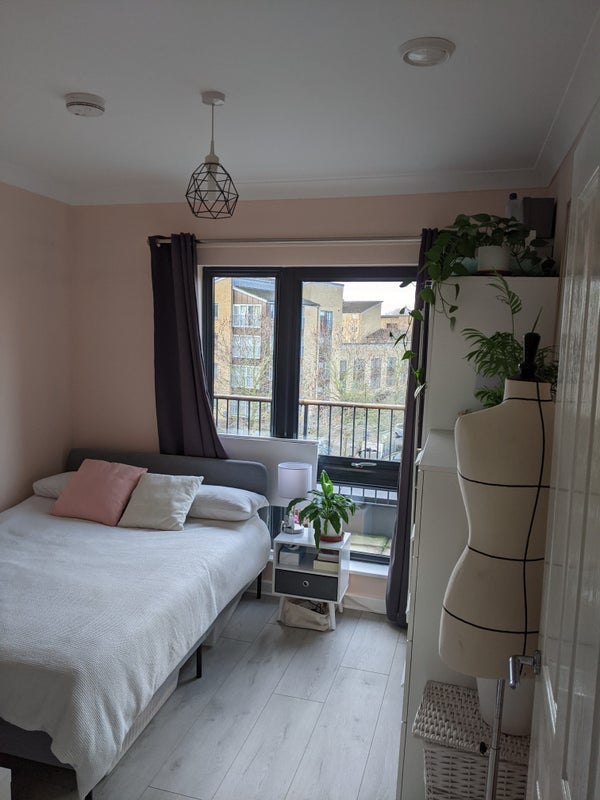 Flat Fishers Court in Greater London
