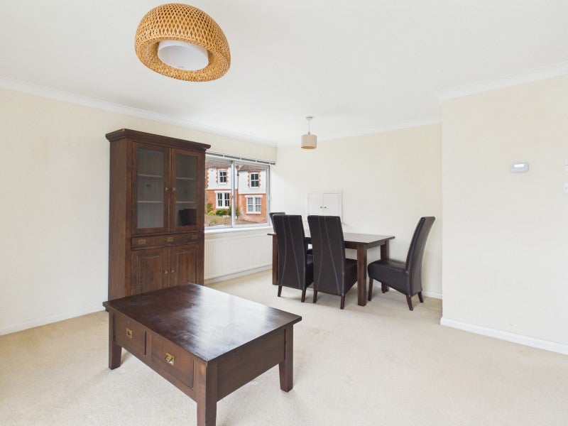 Flat The Mount in Guildford