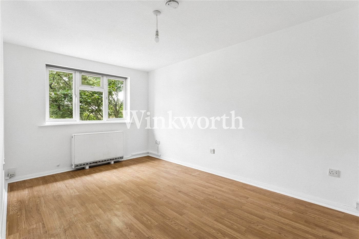 Flat Whitehead Close in Greater London