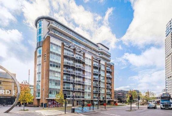 Flat Gerry Raffles Square in Greater London