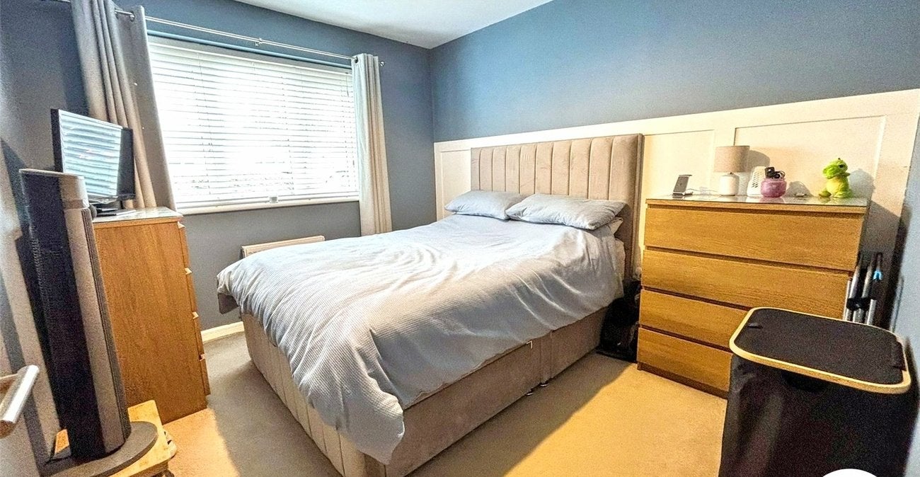 Flat Talehangers Close in London