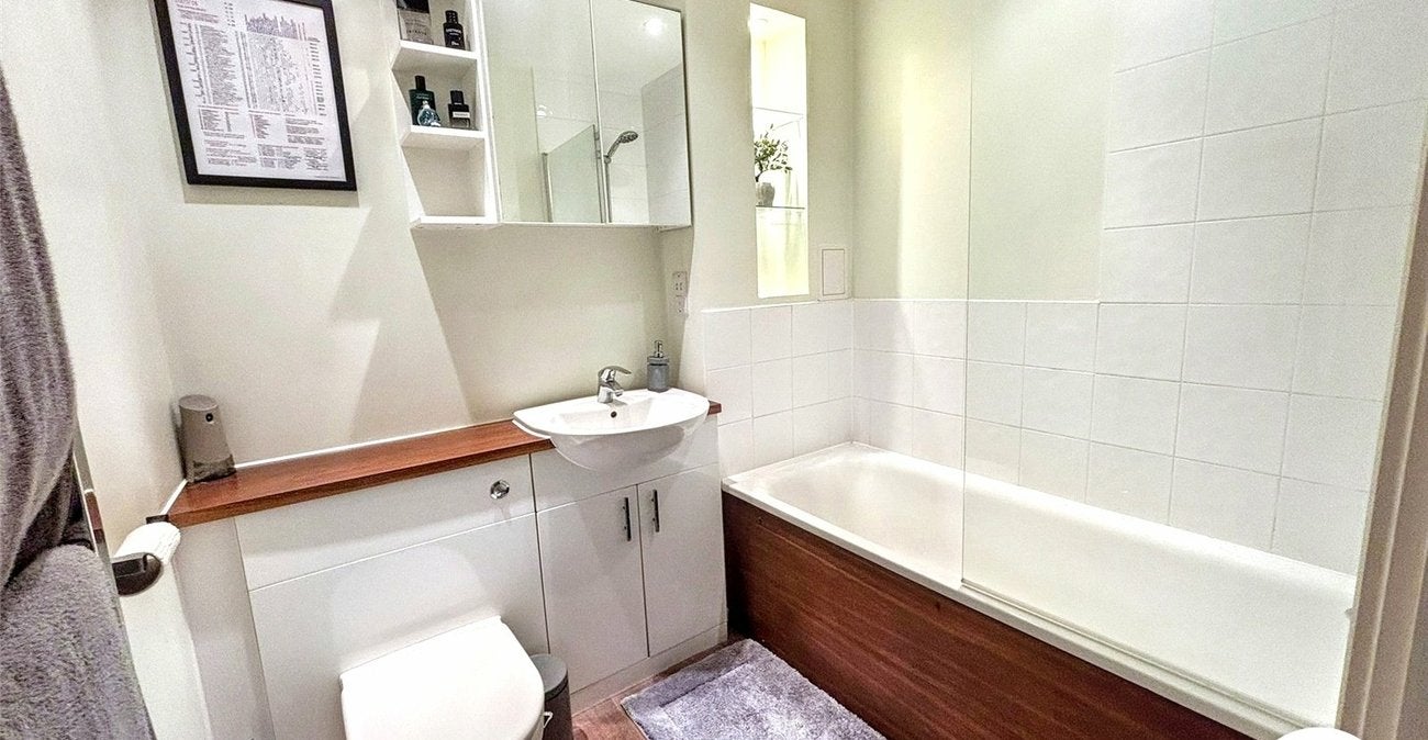 Flat Talehangers Close in London
