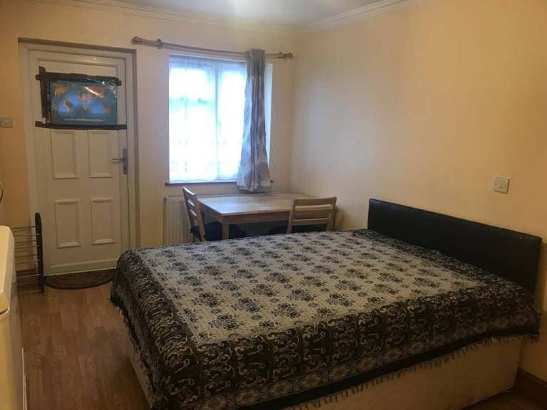Flat Kenton Road in Greater London