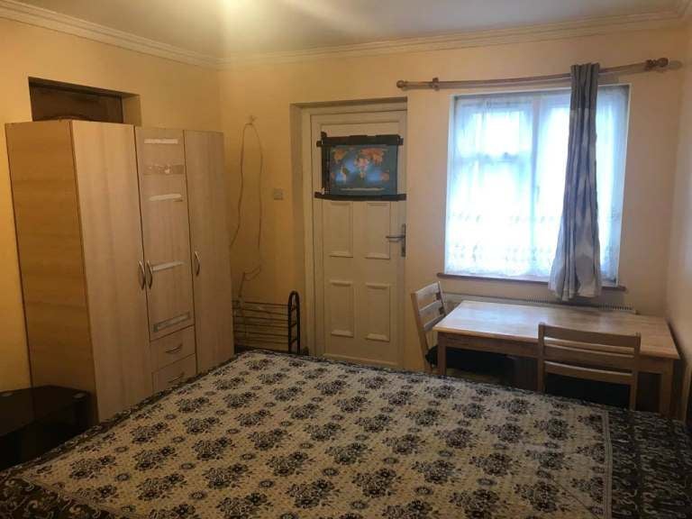 Flat Kenton Road in Greater London