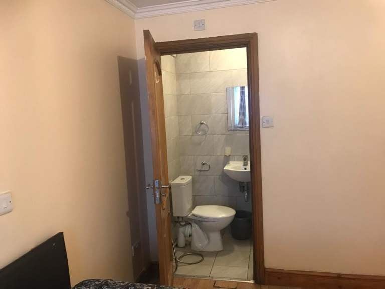 Flat Kenton Road in Greater London