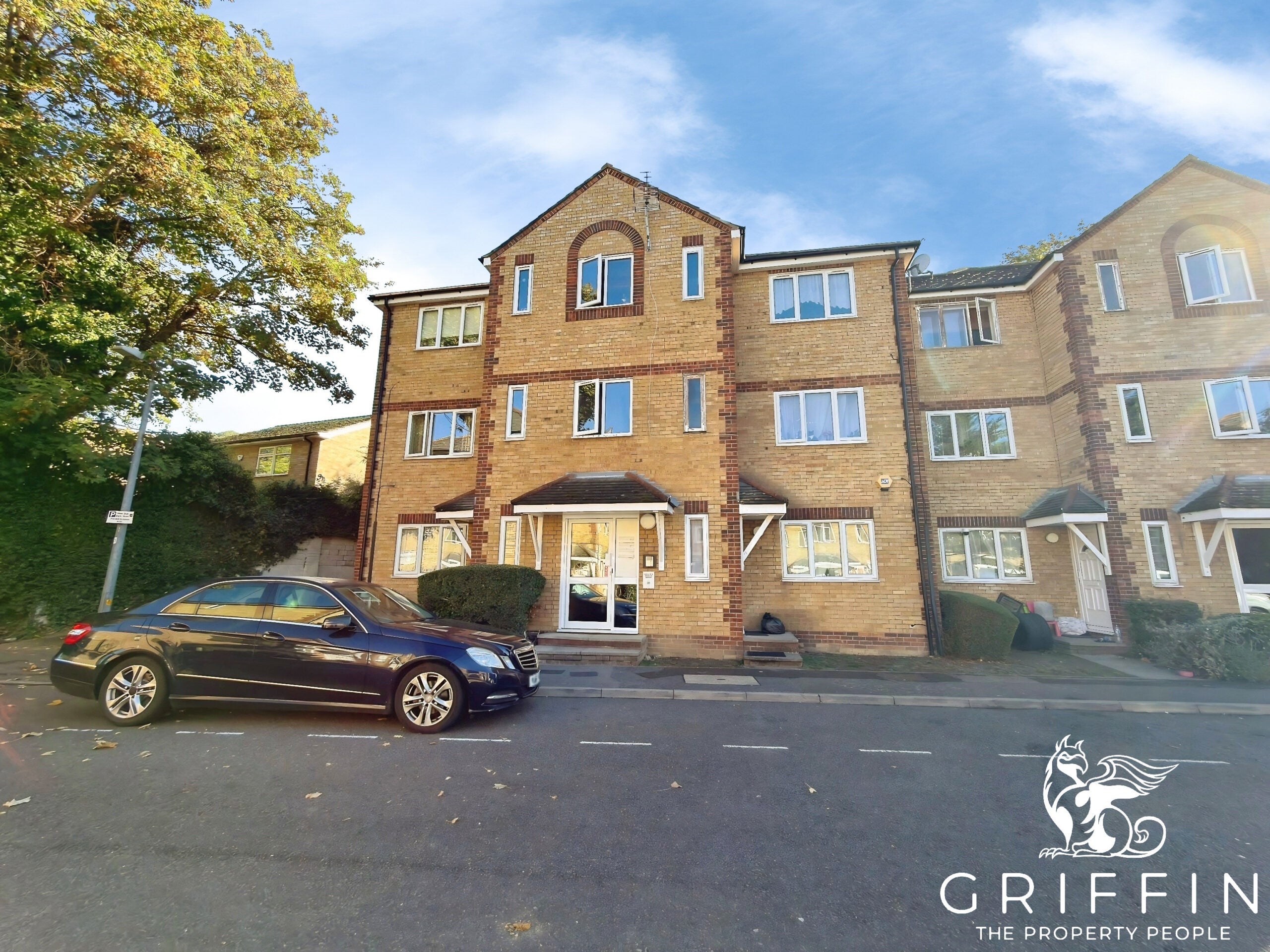 Flat Vicarage Square in Grays