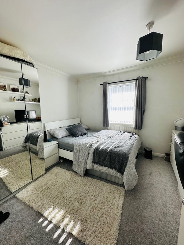 Flat Manchester Road in Greater London