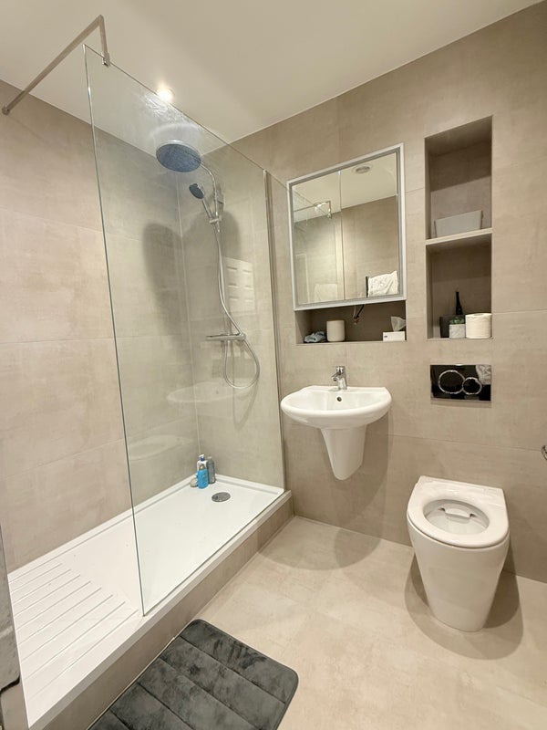 Flat Manchester Road in Greater London