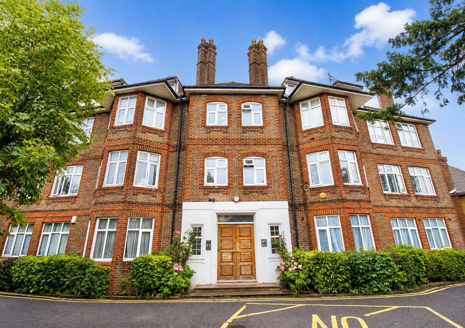 Flat Bridgewater Court in Greater London