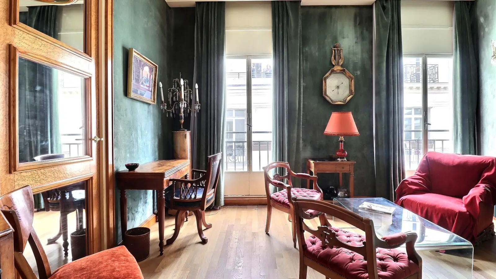 Flat Avenue Matignon in Paris