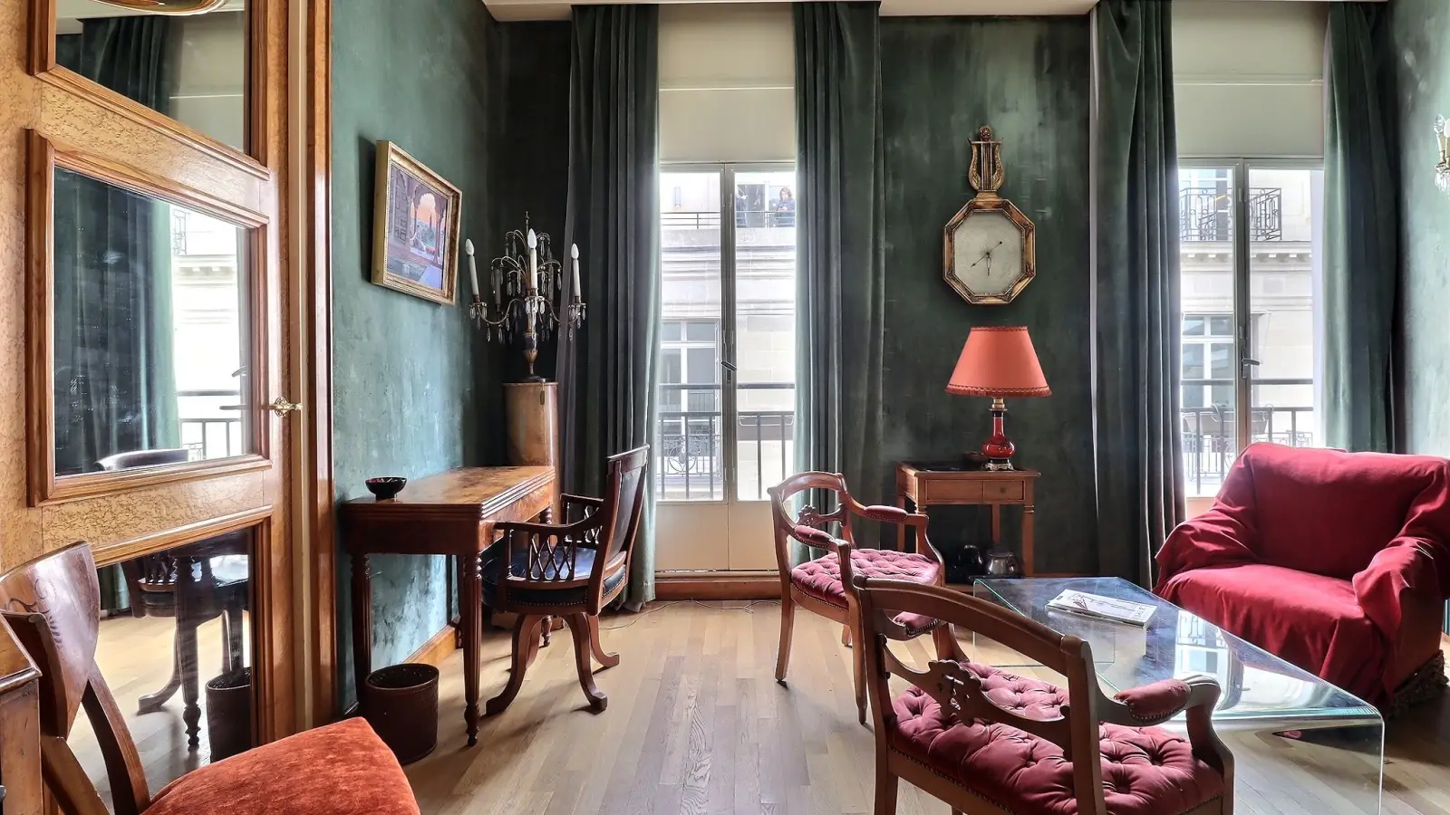 Flat Avenue Matignon in Paris