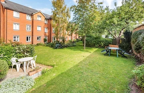 Flat Spencer Court in Cherwell District