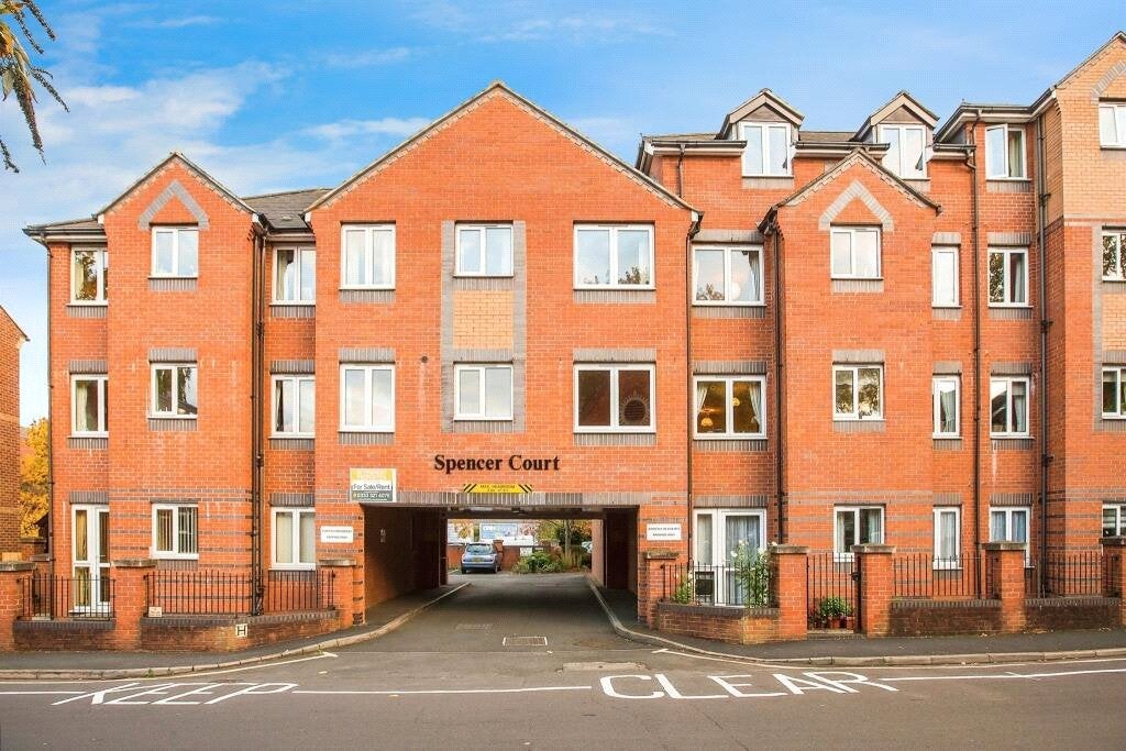 Flat Spencer Court in Cherwell District