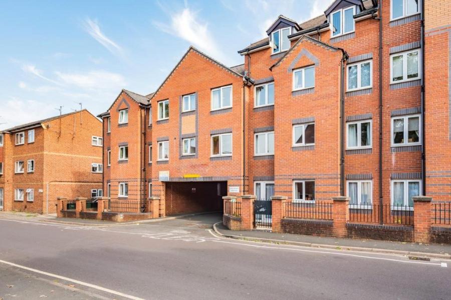 Flat Spencer Court in Cherwell District